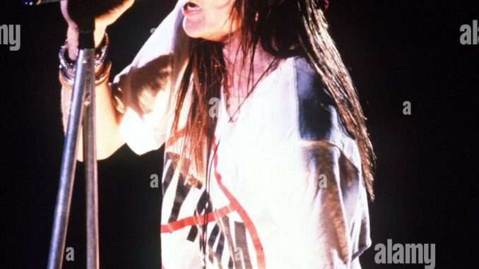 axl-rose-singer-from-guns-and-roses-performing-live-on-stage-2GXAFXE